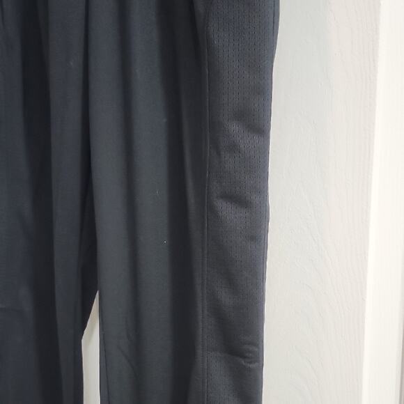 ❤️NWT❤️Nike Kids Black Joggers with White Logo - Picture 10 of 12